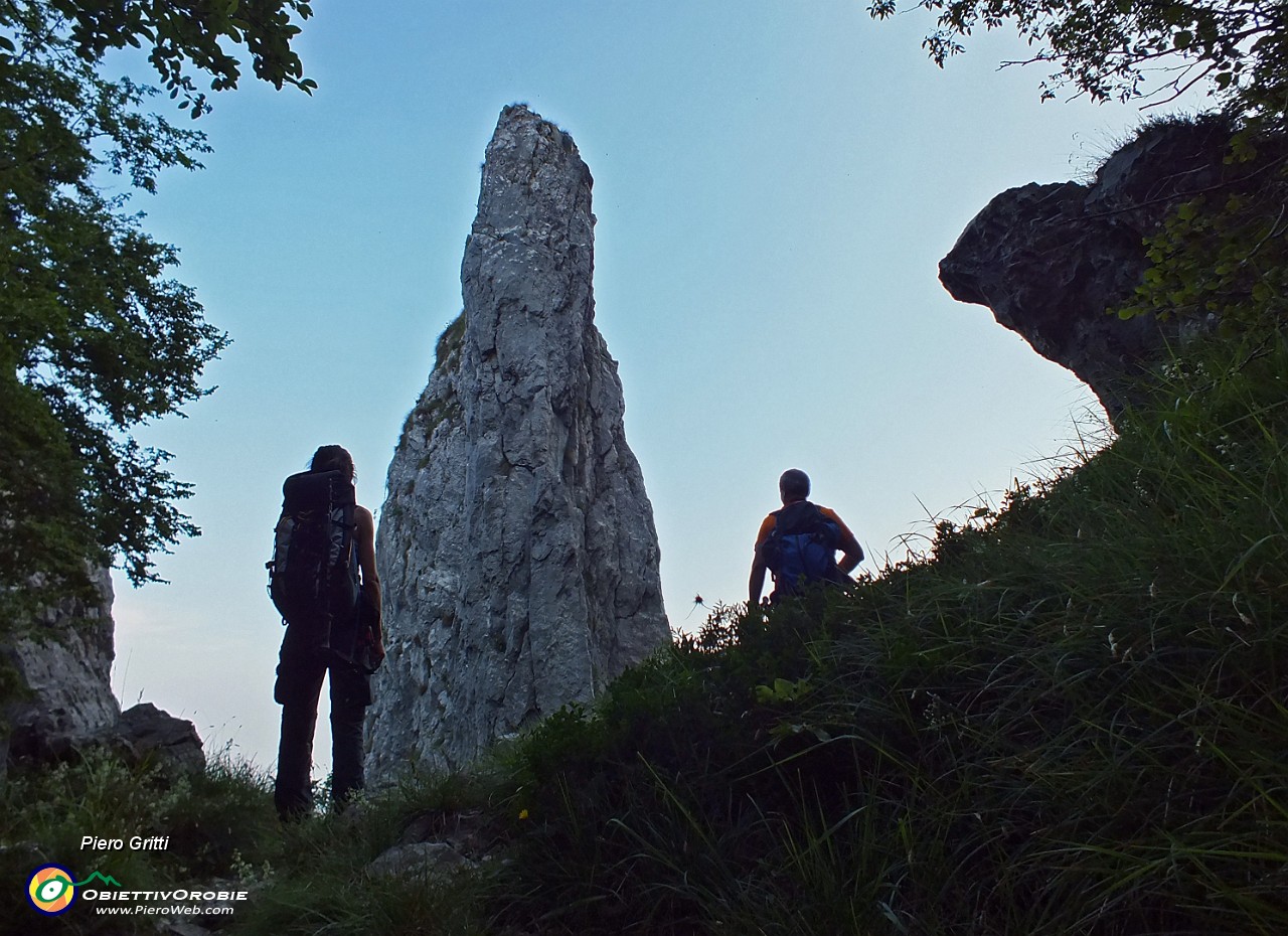 84 Per entrare nello spazio dei torrioni, palestre di roccia ....JPG